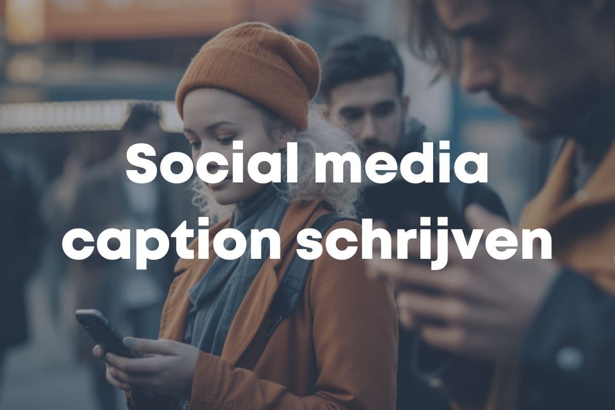 Vrouw die op haar telefoon zit - Tekst: Social media caption schrijven