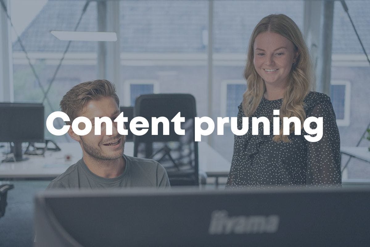 Thumbnail blog post 'Wat is content pruning en hoe helpt dit je SEO rankings te verbeteren?'