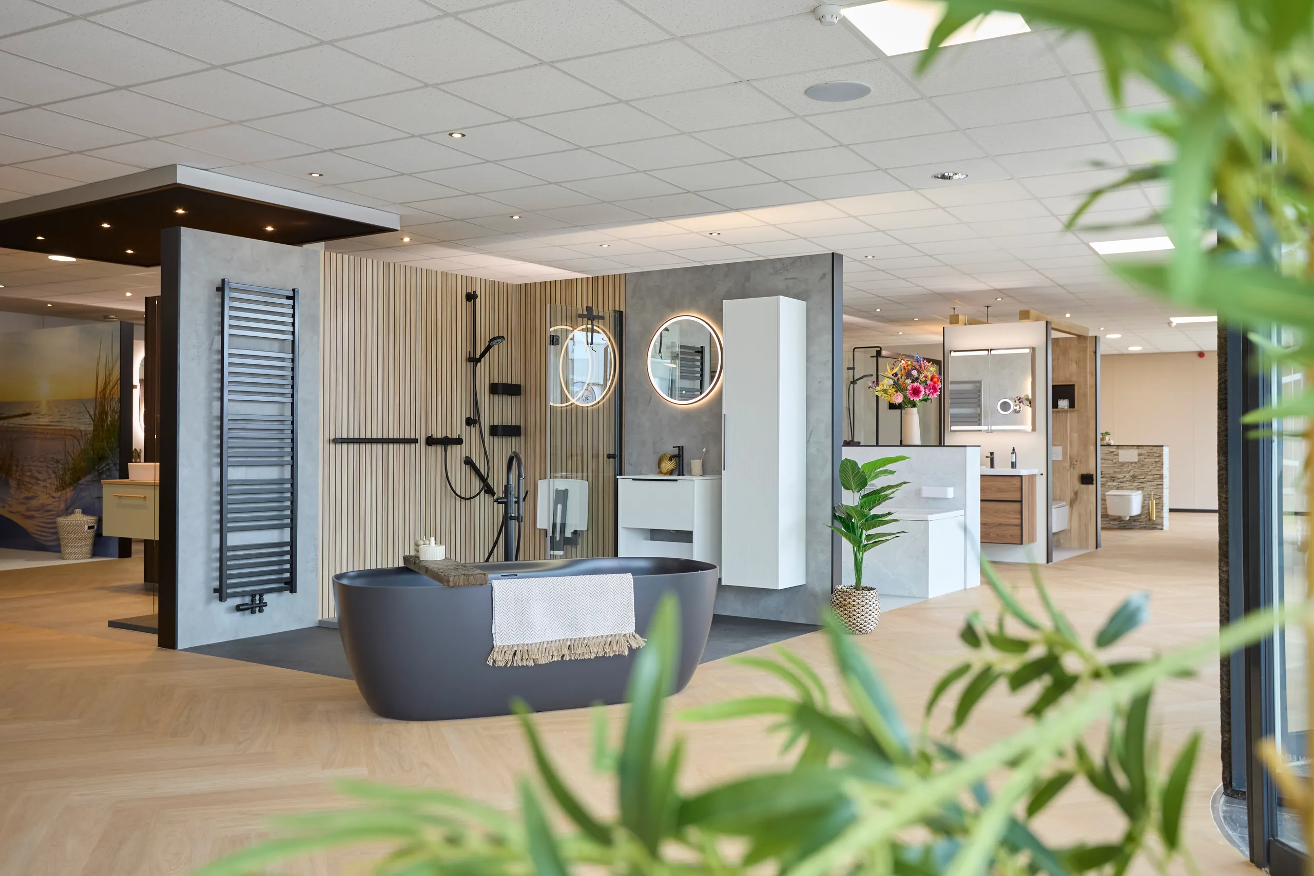 Showroom van MAX Badkamers met verschillende badkameropstellingen