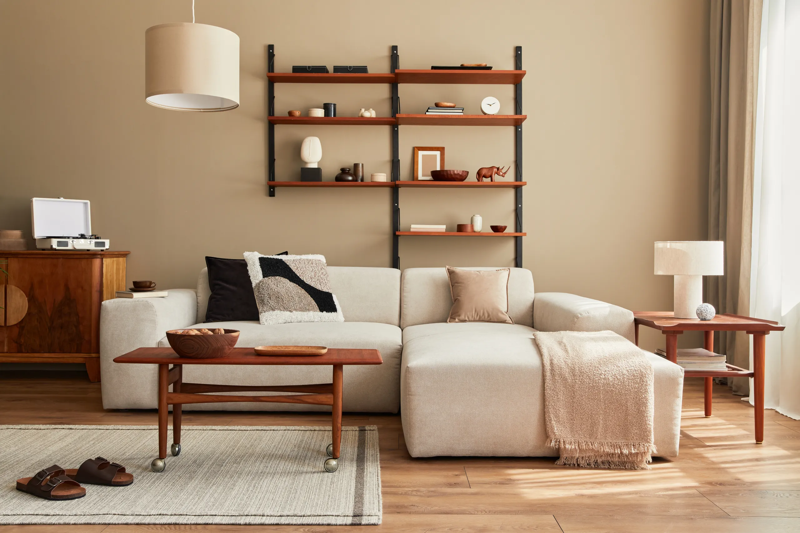 Modern ingerichte woonkamer met lichte bank en houten meubels
