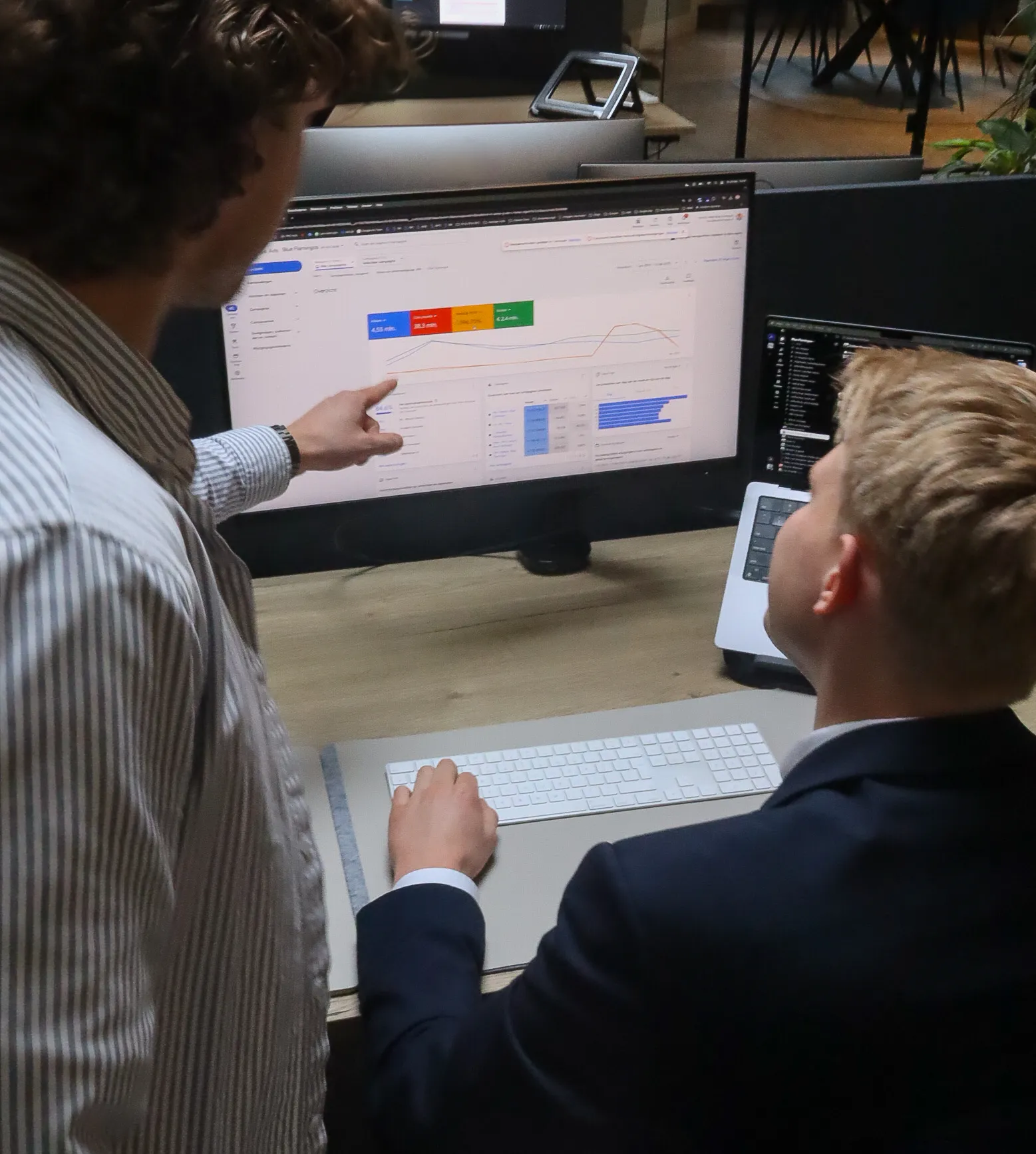 Twee collega's analyseren samen een online dashboard
