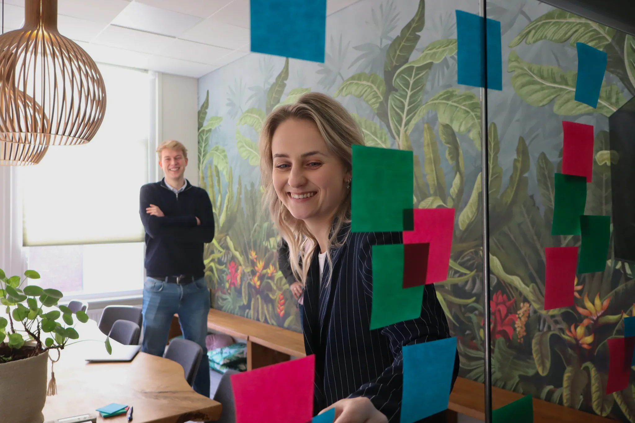 Collega's van Blue Flamingos tijdens een sessie met post-its